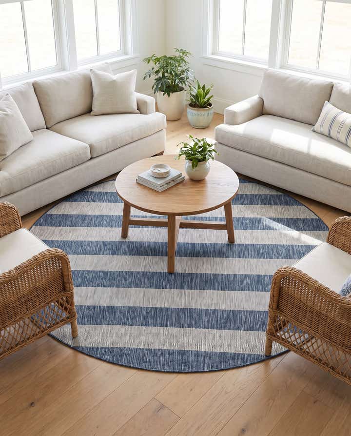 7' 10 x 7' 10 Easy-Clean Striped Indoor / Outdoor Round Rug
