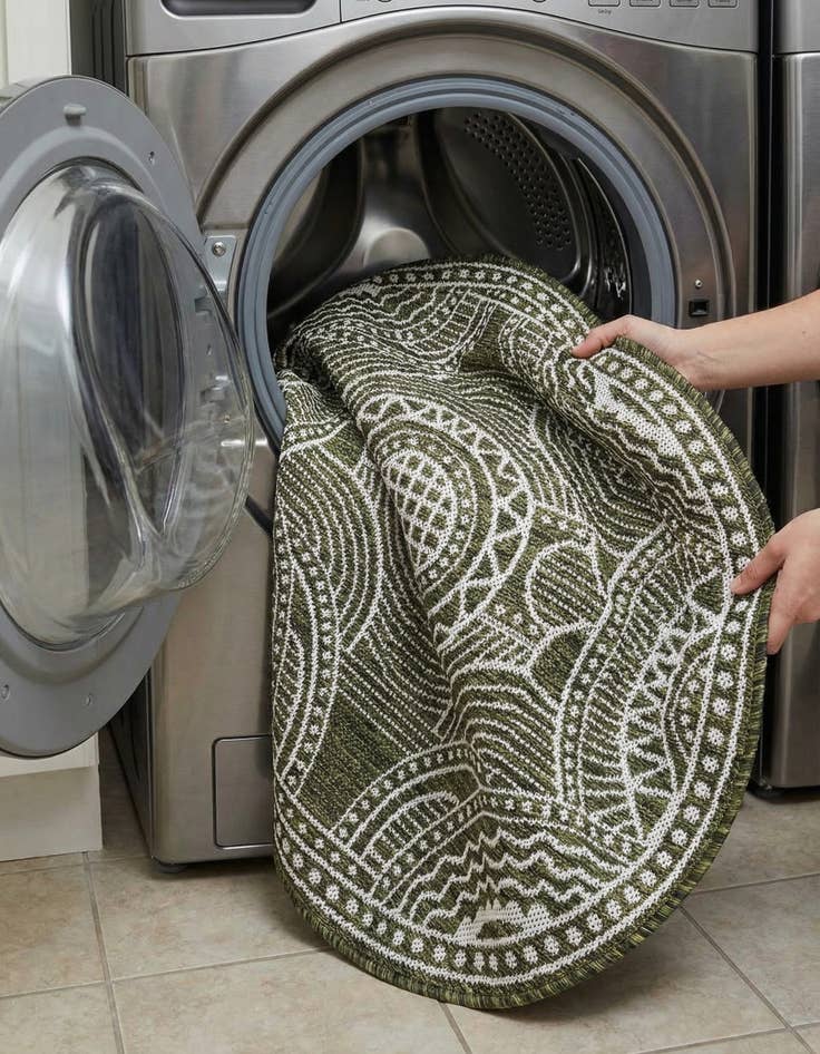 Detail image of 3' x 3'  Washable Traditional Indoor / Outdoor Round Rug