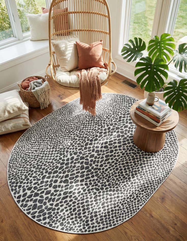 Detail image of 7' 10 x 10' Easy-Clean Jill Zarin Cape Town Indoor / Outdoor Oval Rug