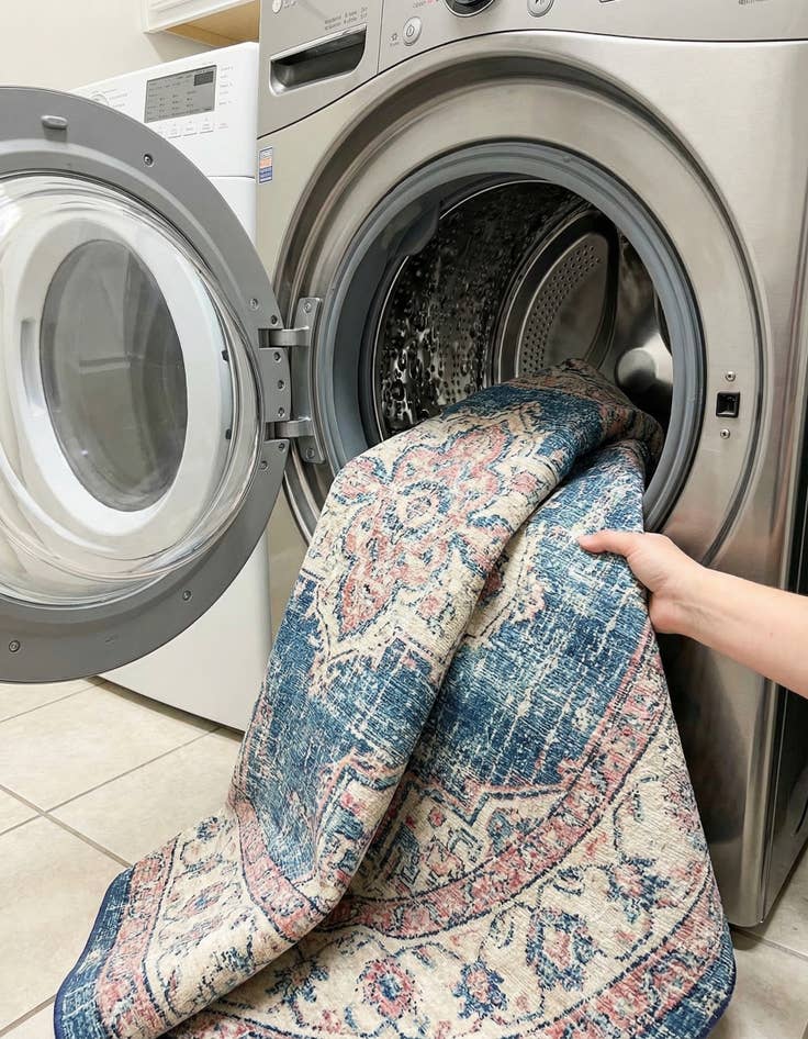 Detail image of 7' 10 x 7' 10  Washable Yara Round Rug