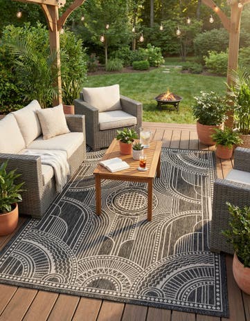 6' 1 x 9' Easy-Clean Traditional Indoor / Outdoor Rug