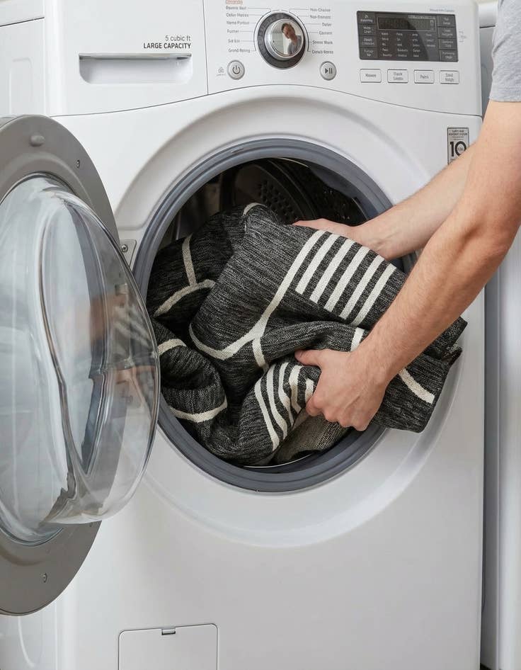 Detail image of 7' 10 x 7' 10  Washable Modern Indoor / Outdoor Round Rug