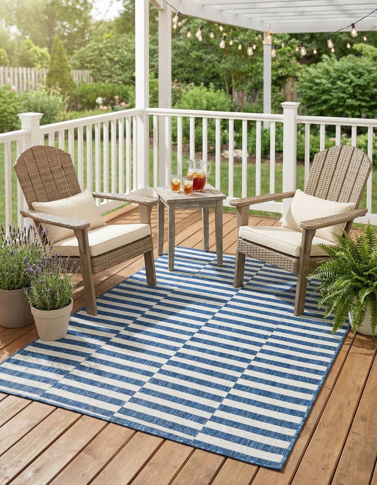 Detail image of 4' x 6' Easy-Clean Ribbon Indoor / Outdoor Rug