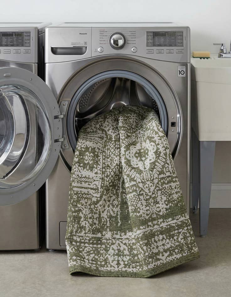 Detail image of 7' 10 x 10'  Washable Traditional Indoor / Outdoor Rug