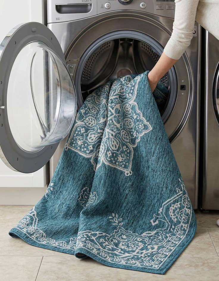 Detail image of  7' 10 x 10'  Washable Traditional Indoor / Outdoor Rug