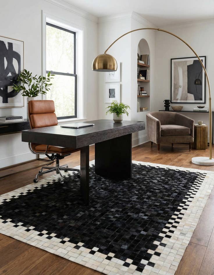 Detail image of 5' x 7' 10 Cowhide Stocks Rug