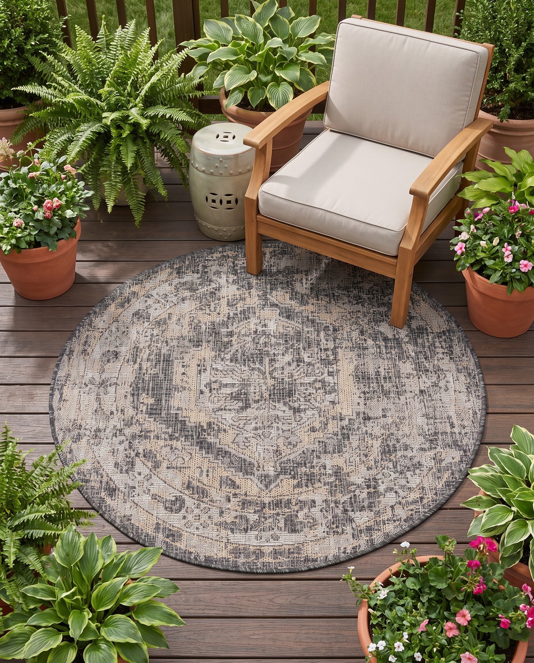 4' x 4' Easy-Clean Traditional Indoor / Outdoor Round Rug
