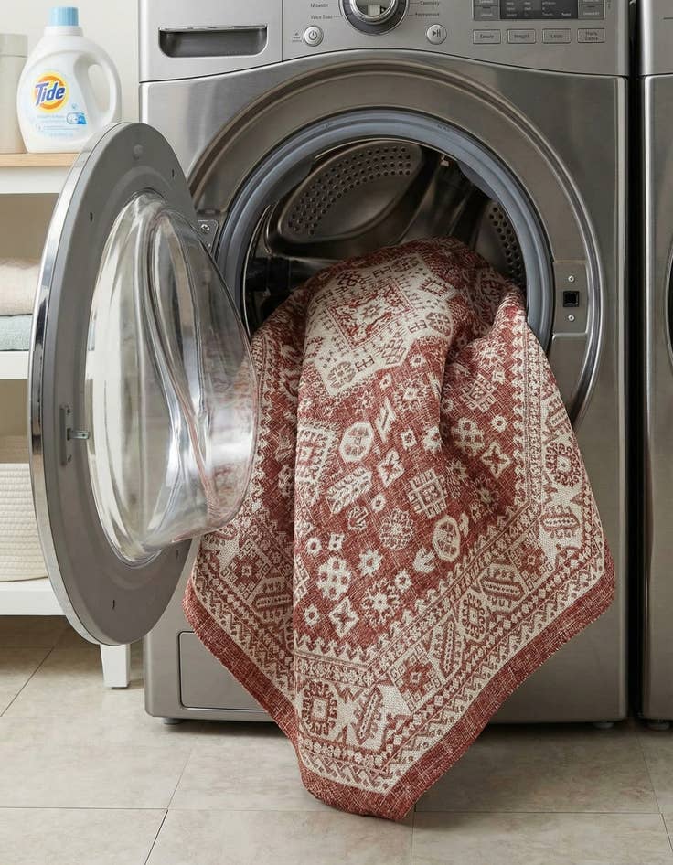 Detail image of 7' 10 x 7' 10  Washable Aztec Indoor / Outdoor Octagon Rug