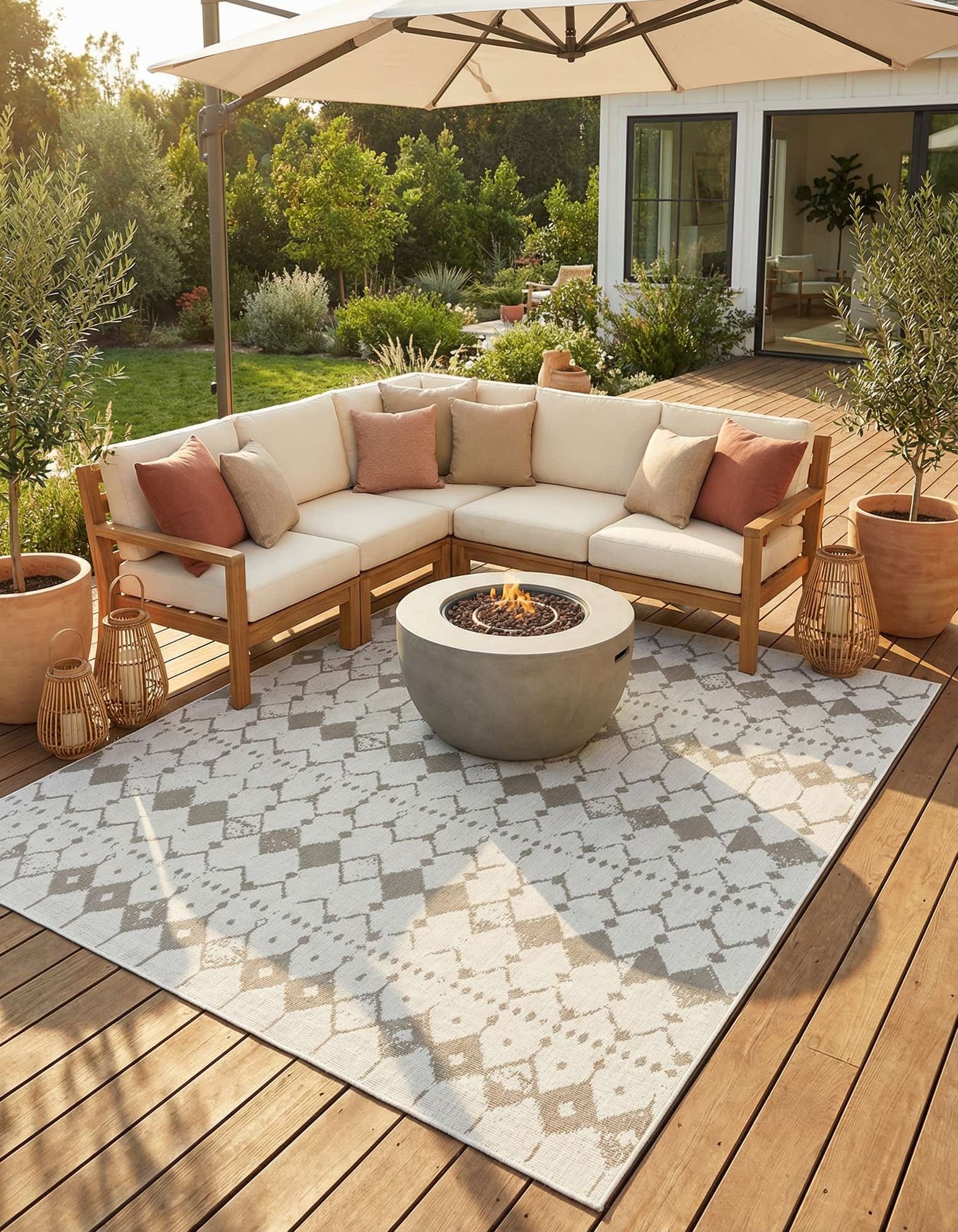 7' 10 x 7' 10 Easy-Clean Trellis Indoor / Outdoor Square Rug