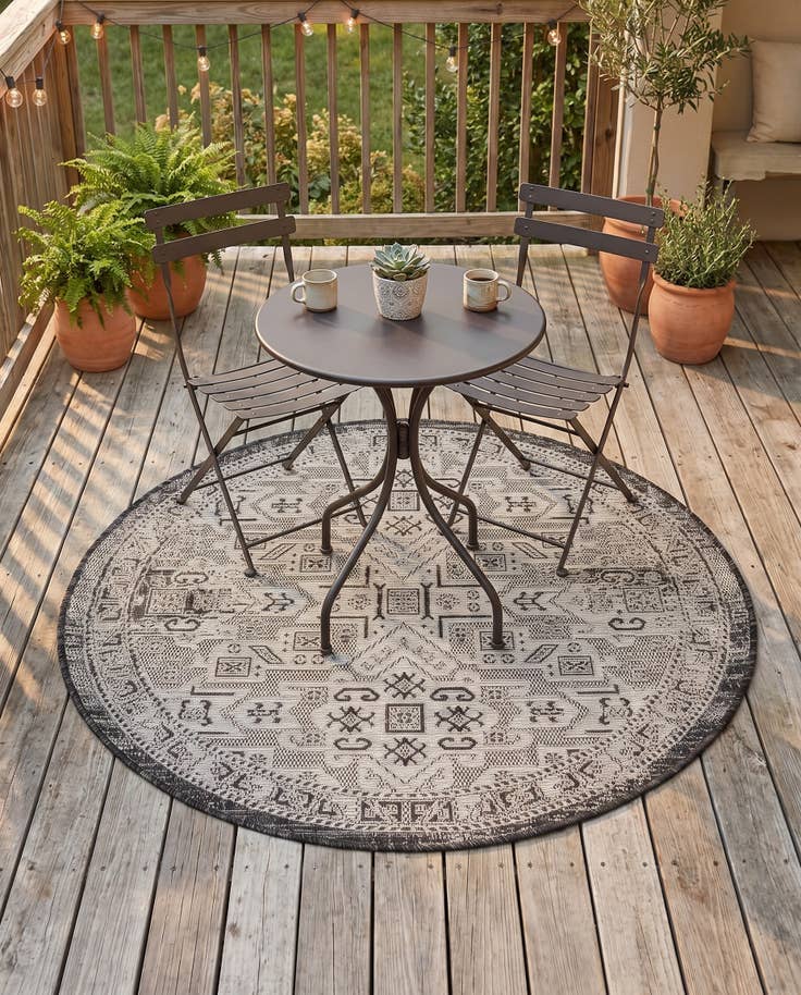 Detail image of 4' x 4' Easy-Clean Aztec Indoor / Outdoor Round Rug