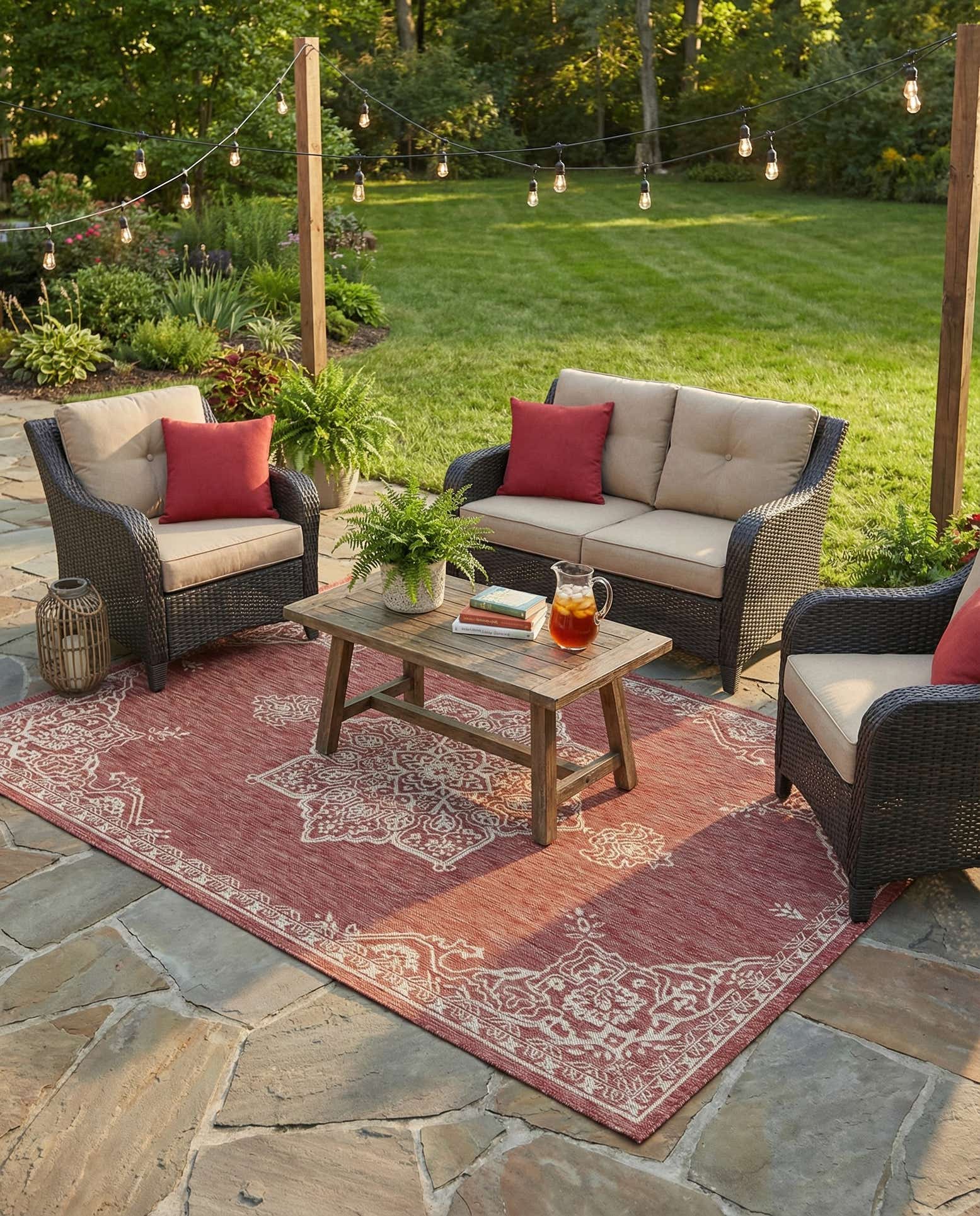 6' x 9' Easy-Clean Traditional Indoor / Outdoor Rug