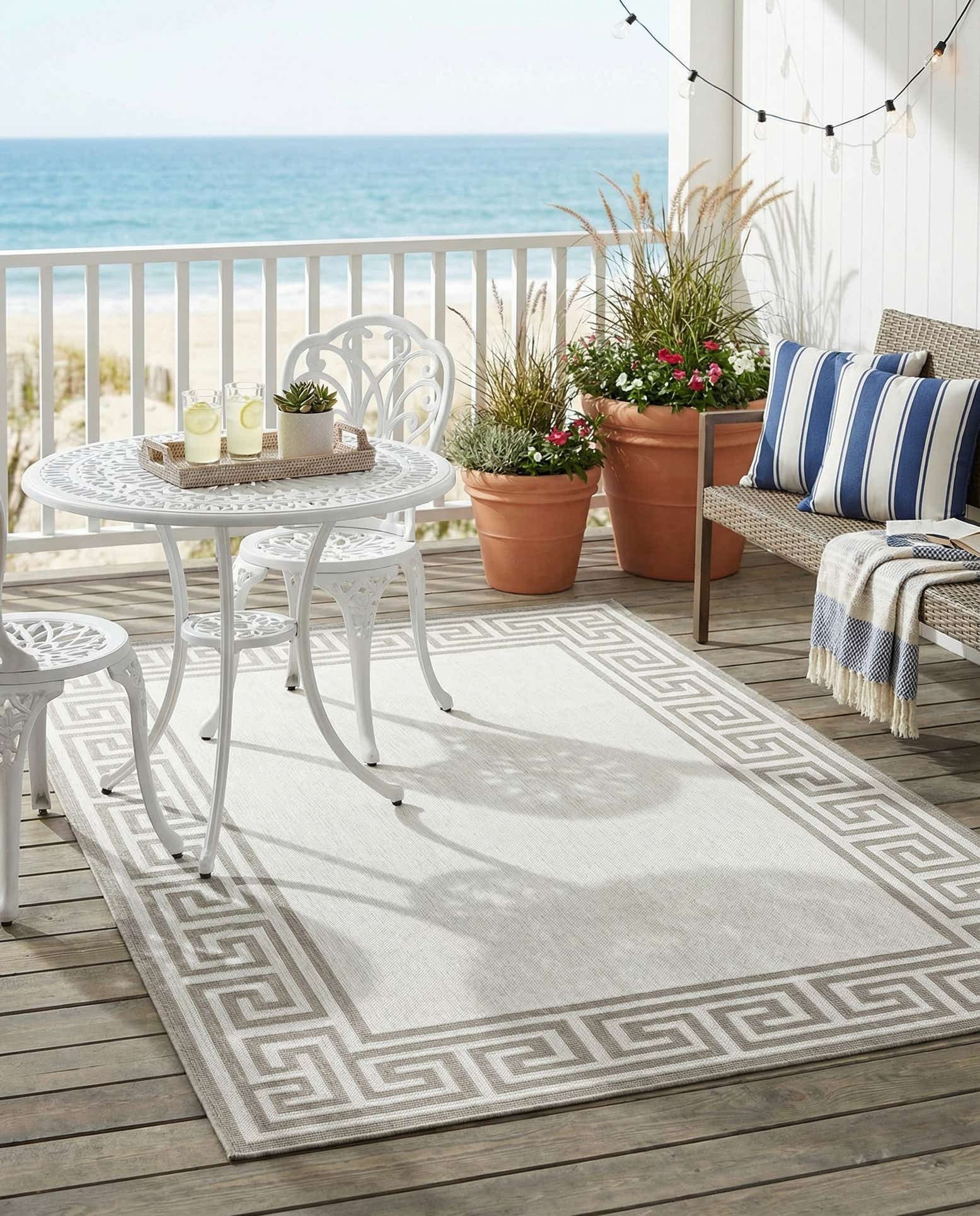 4' x 6' Easy-Clean Coastal Indoor / Outdoor Rug