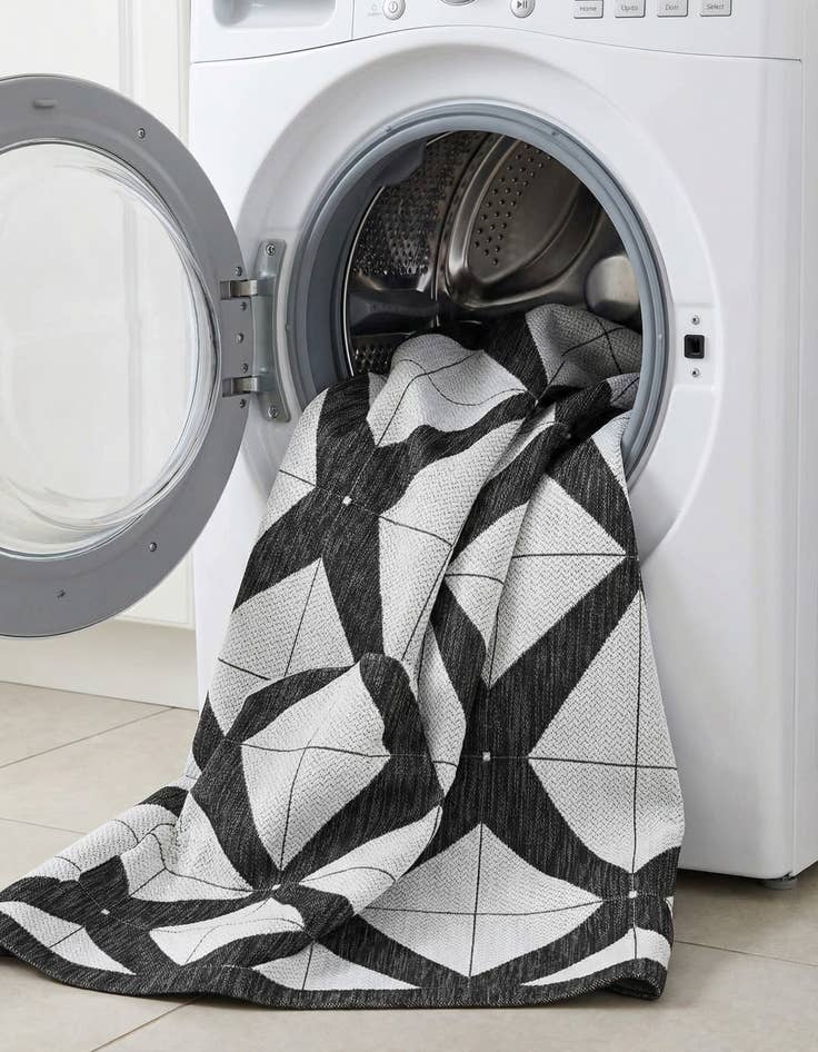 Detail image of 7' 10 x 7' 10  Washable Modern Indoor / Outdoor Round Rug