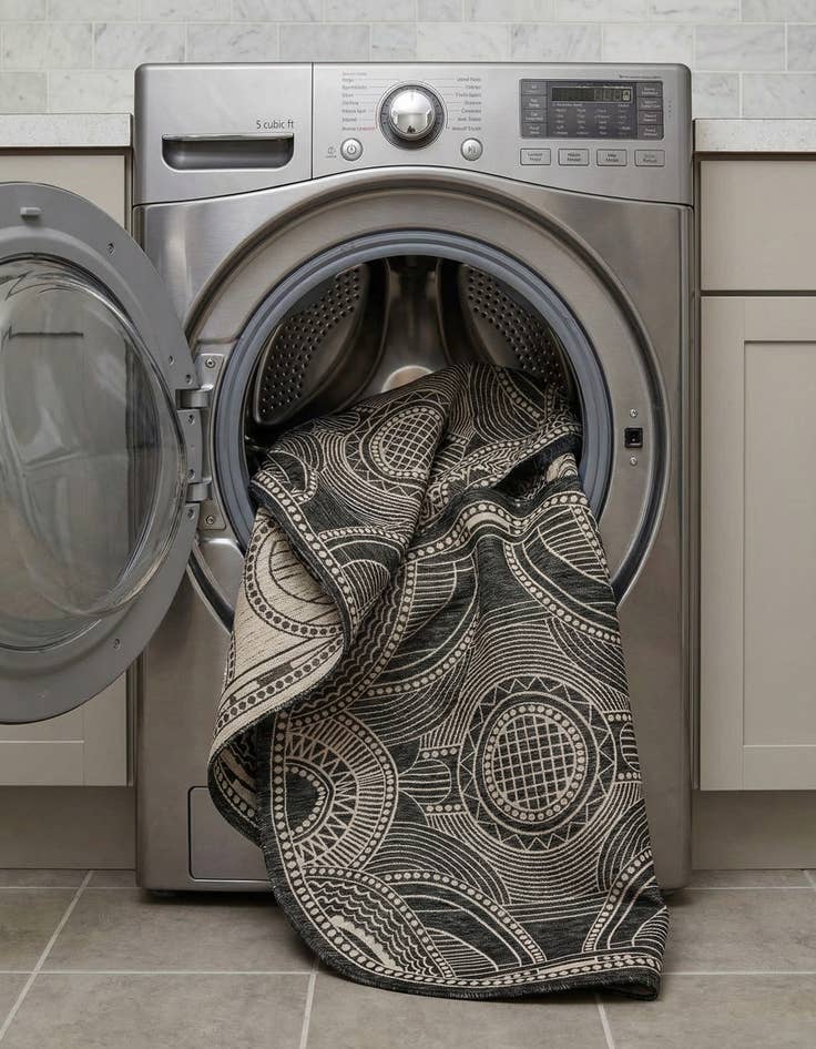 Detail image of  7' 10 x 7' 10  Washable Traditional Indoor / Outdoor Round Rug