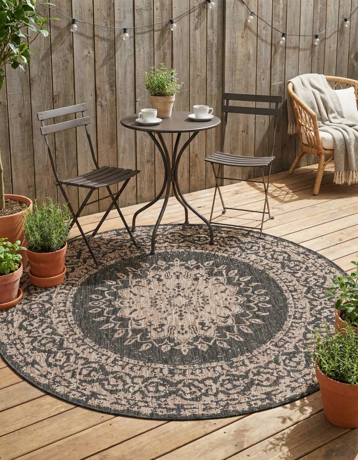 Detail image of 6' x 6' Easy-Clean Traditional Indoor / Outdoor Round Rug