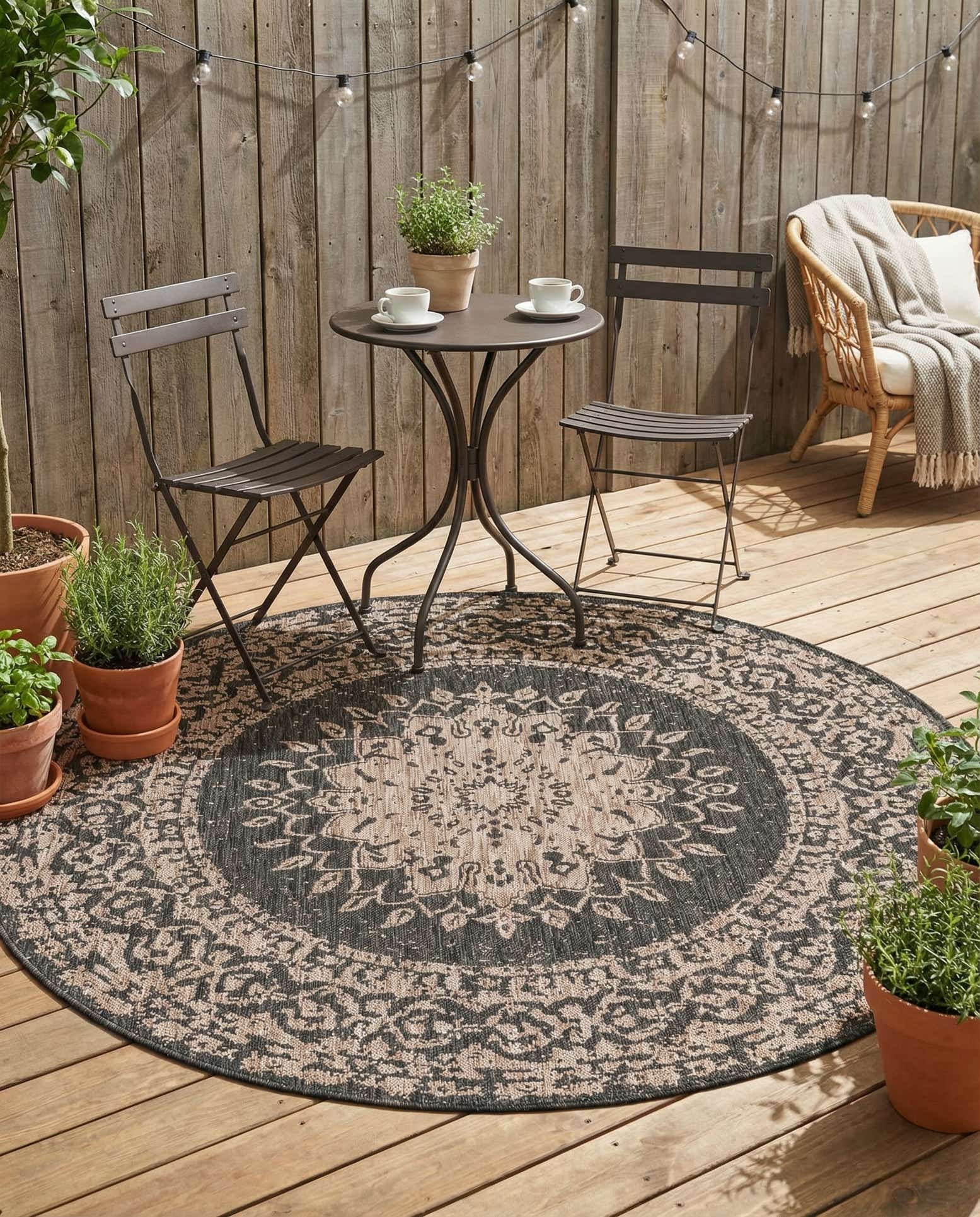 6' x 6' Easy-Clean Traditional Indoor / Outdoor Round Rug