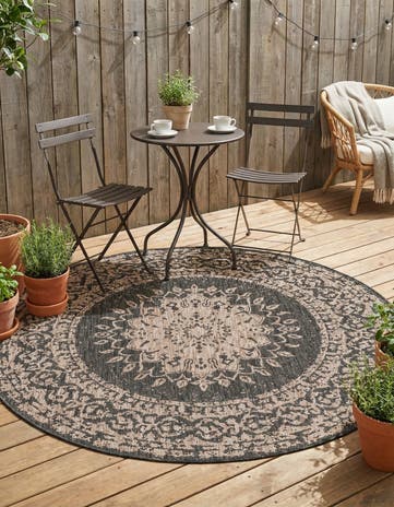 Black Easy-Clean Traditional Indoor / Outdoor Round Rug