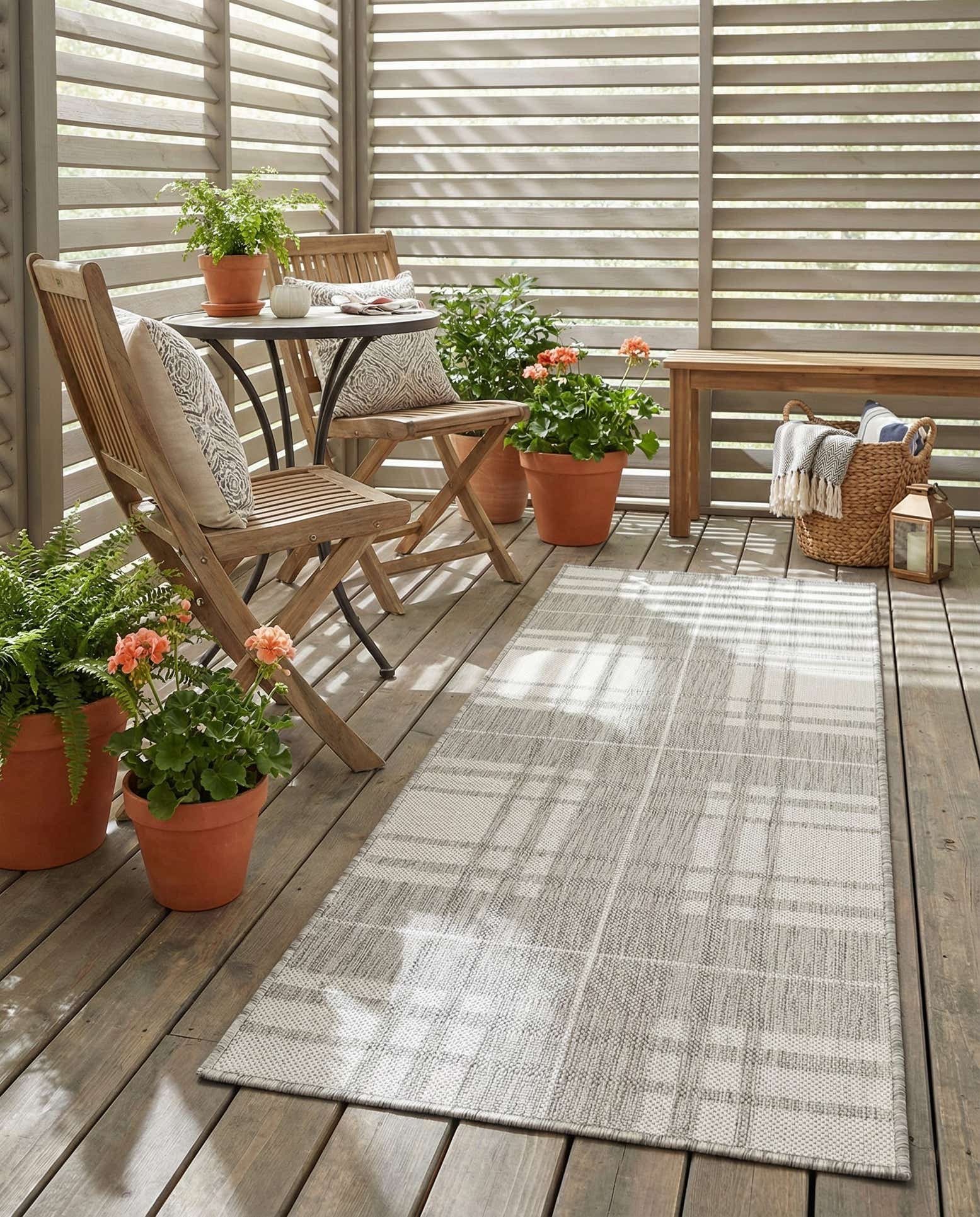2' x 5' 3 Easy-Clean Checkered Indoor / Outdoor Runner Rug