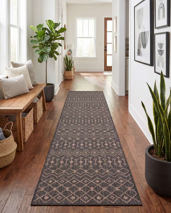 2' 7 x 12' Easy-Clean Lattice Indoor / Outdoor Runner Rug