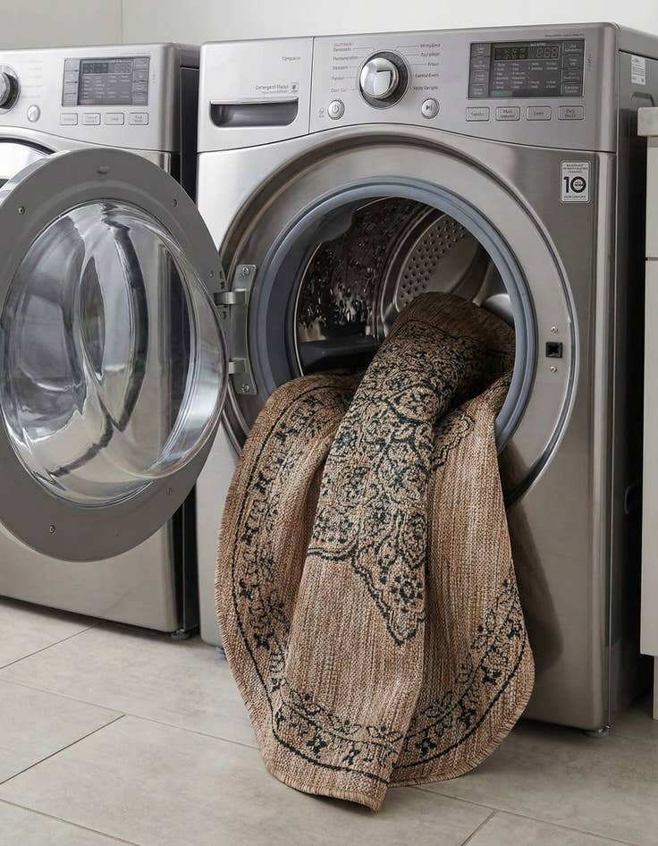 Detail image of 4' x 4'  Washable Traditional Indoor / Outdoor Round Rug