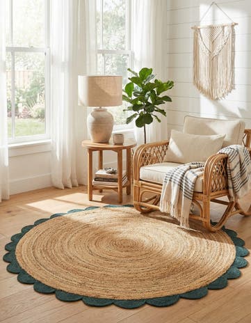 6' 1 x 6' 1 Handmade Scallop Braided Jute Round Rug
