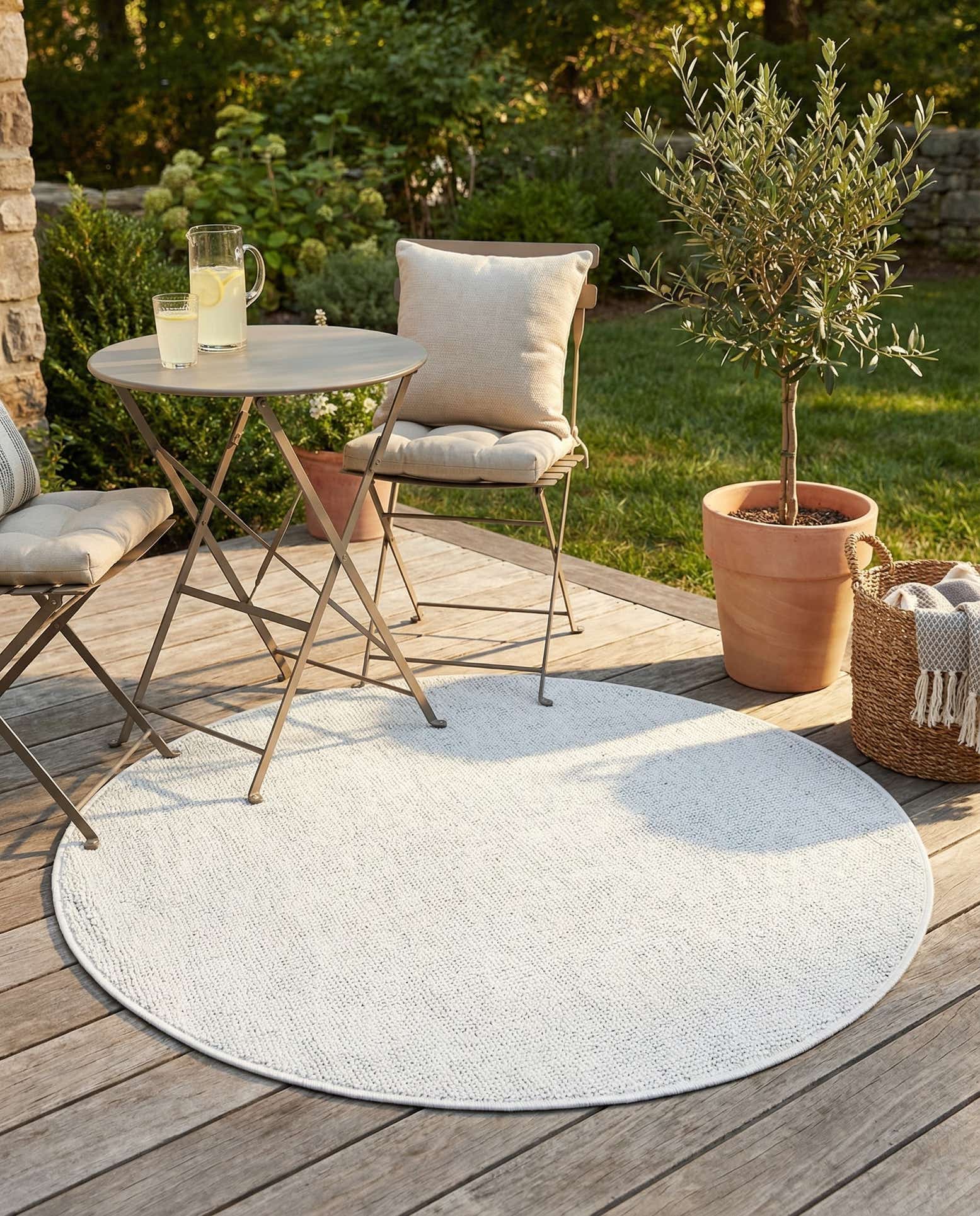3' 1 x 3' 1 Easy-Clean Solid Indoor / Outdoor Round Rug