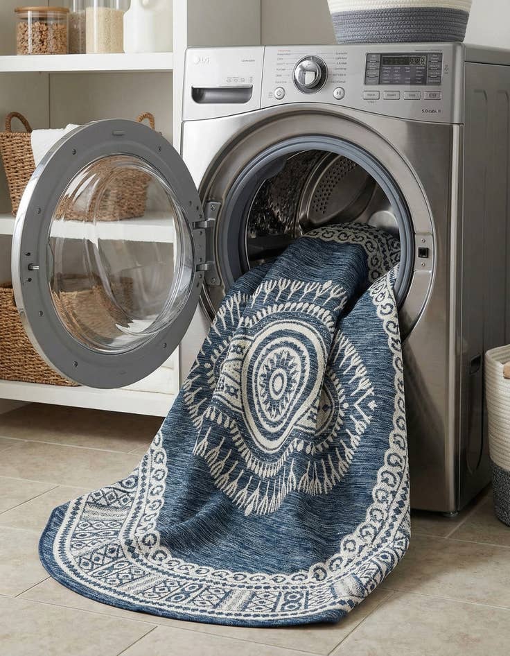 Detail image of 7' 10 x 7' 10  Washable Traditional Indoor / Outdoor Round Rug