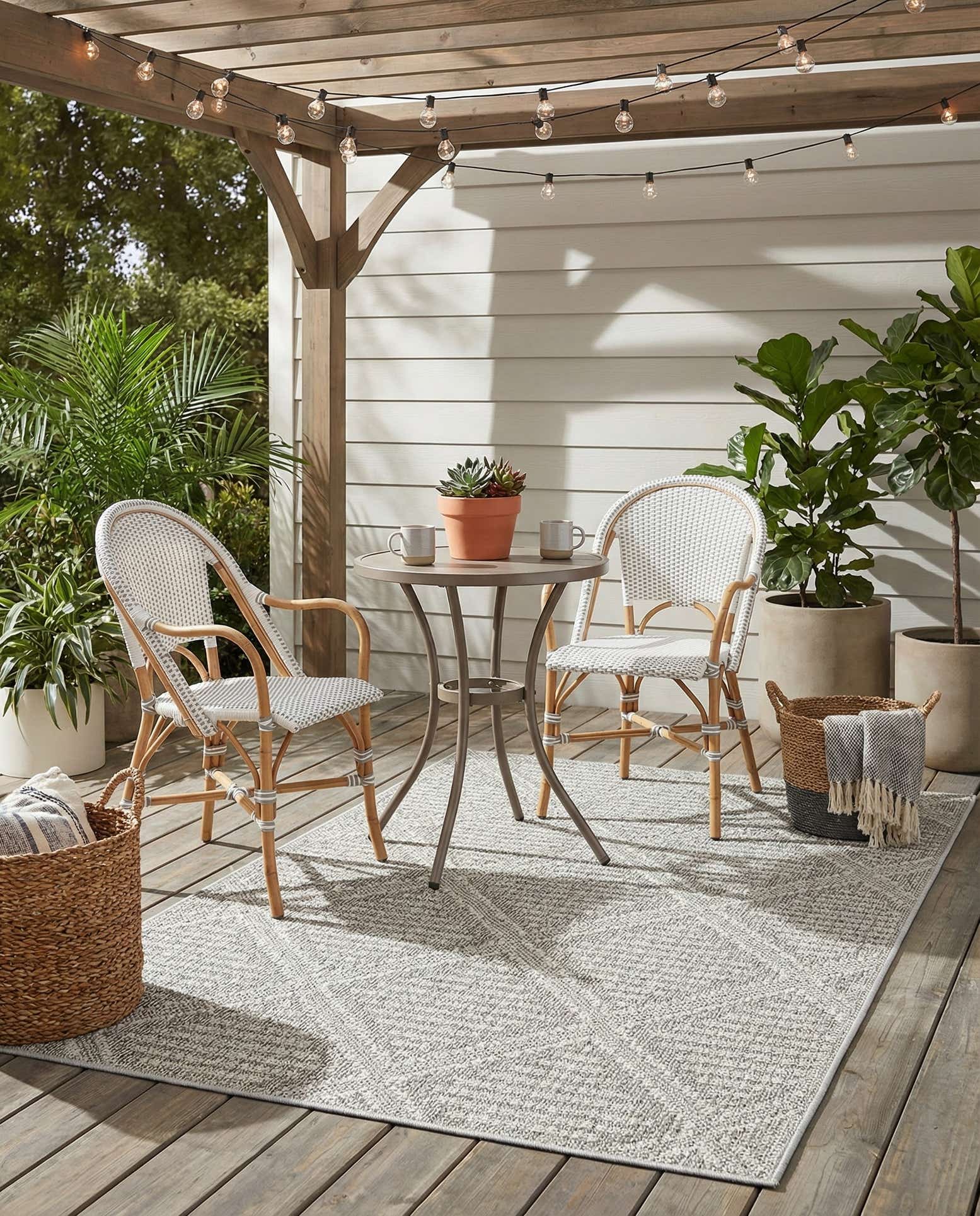 4' 1 x 6' 1 Easy-Clean Trellis Indoor / Outdoor Rug