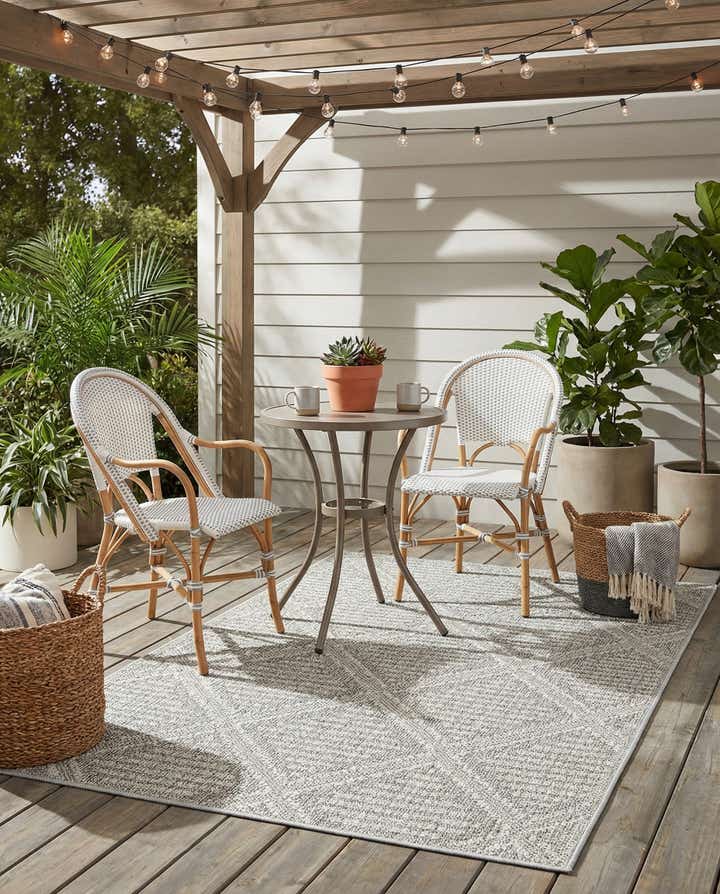 4' 1 x 6' 1 Easy-Clean Lattice Indoor / Outdoor Rug