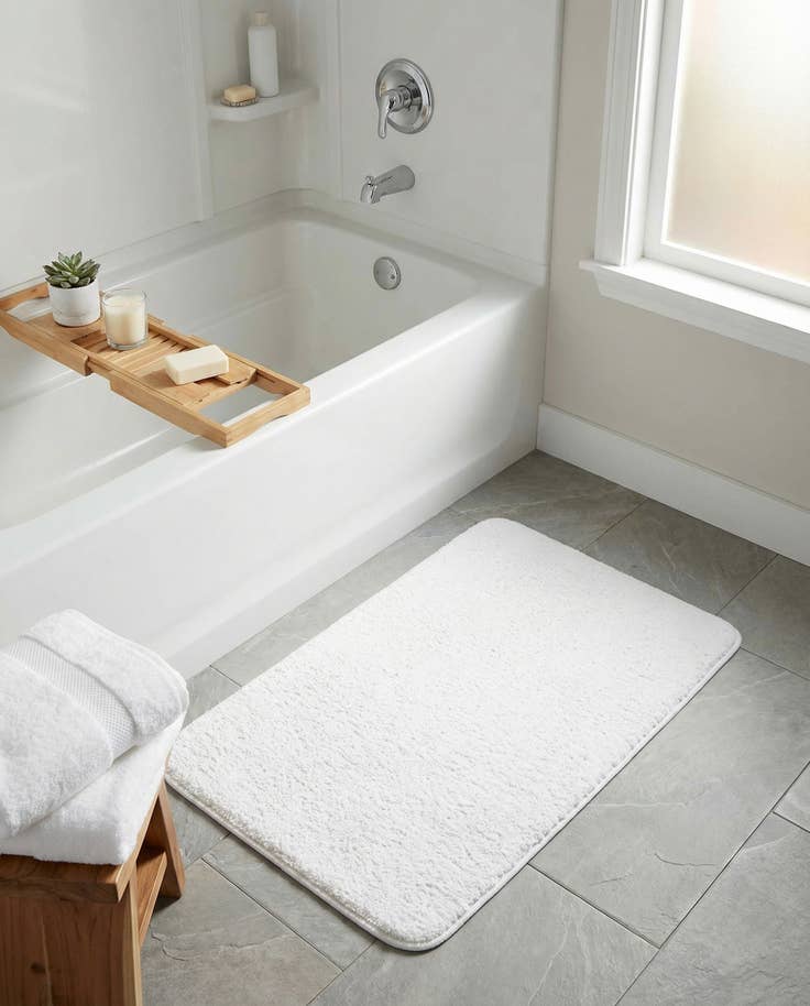 Detail image of 1' 8 x 2' 7 Bano Everyday Bath Mat