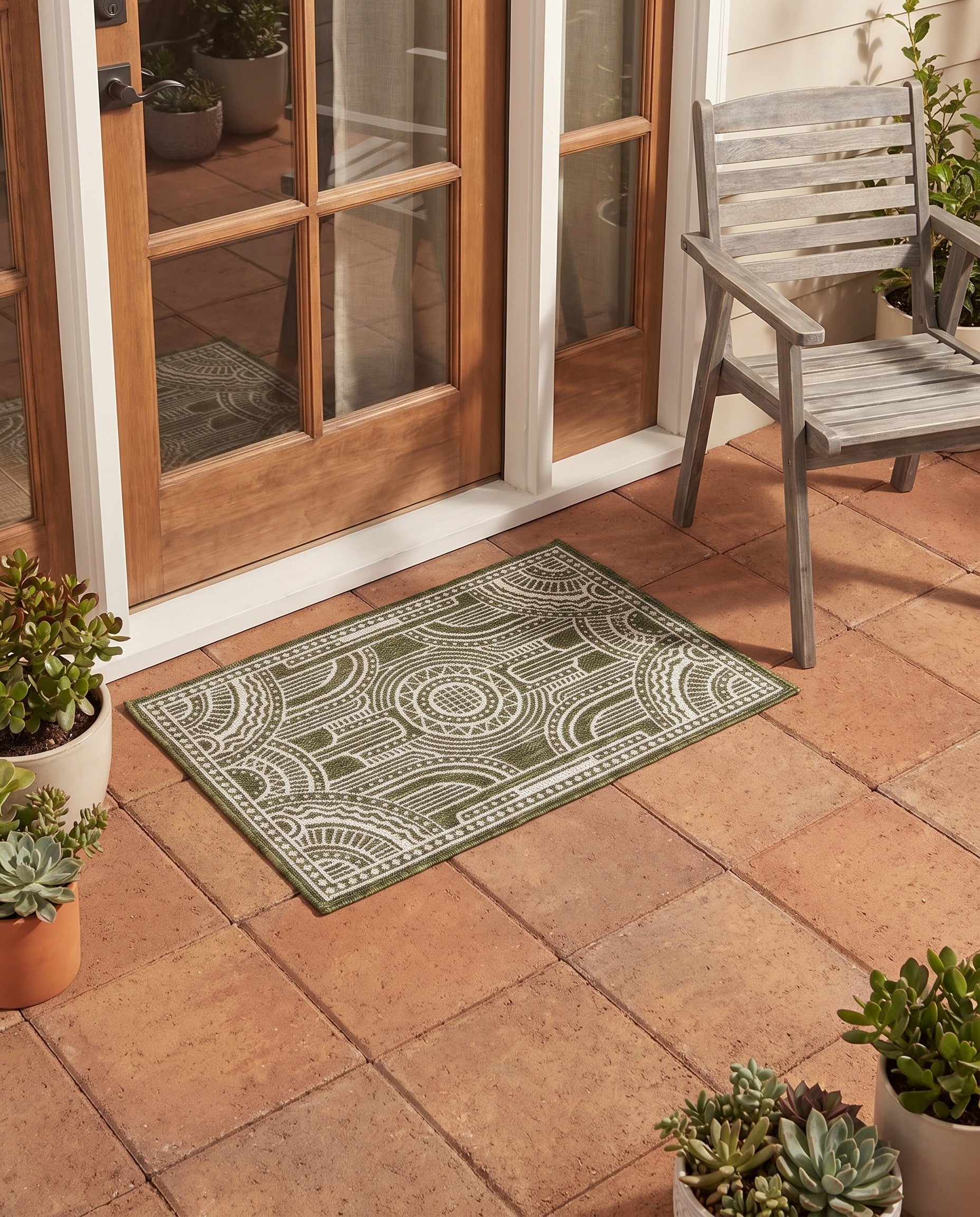 2' x 3' Easy-Clean Traditional Indoor / Outdoor Rug