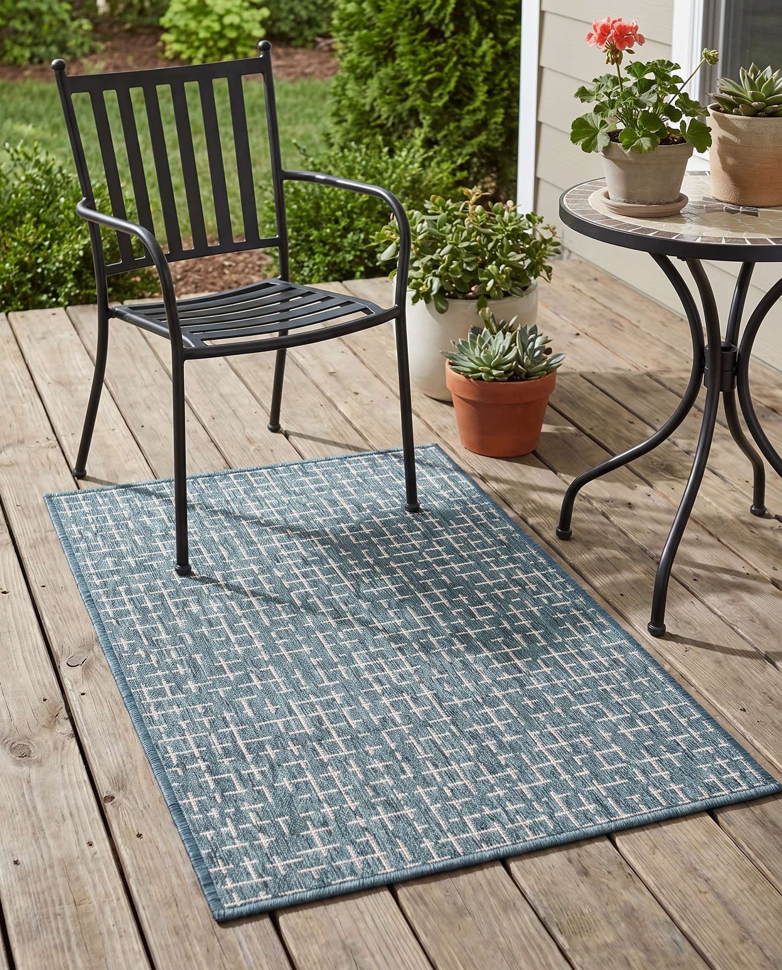 2' x 3' Easy-Clean Checkered Indoor / Outdoor Rug