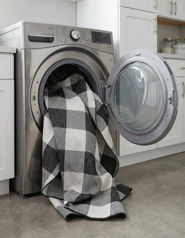 Detail image of  7' 10 x 7' 10  Washable Checkered Indoor / Outdoor Round Rug