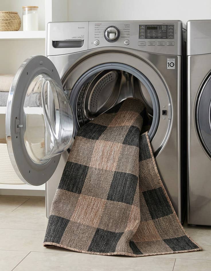 Detail image of 4' x 6'  Washable Checkered Indoor / Outdoor Rug