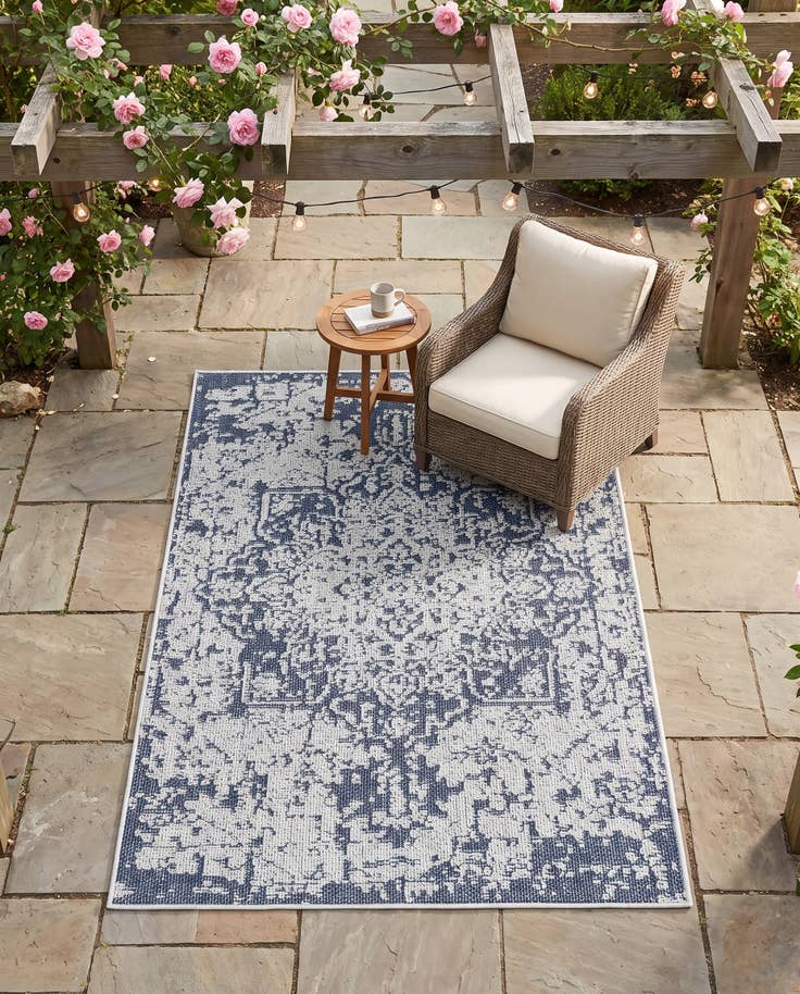 Detail image of 4' 1 x 6' 1 Easy-Clean Traditional Indoor / Outdoor Rug