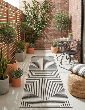 2' x 6' Easy-Clean Modern Indoor / Outdoor Runner Rug