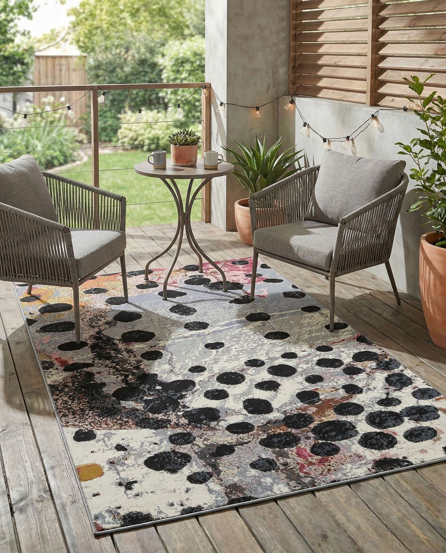 4' x 6' Easy-Clean Modern Indoor / Outdoor Rug
