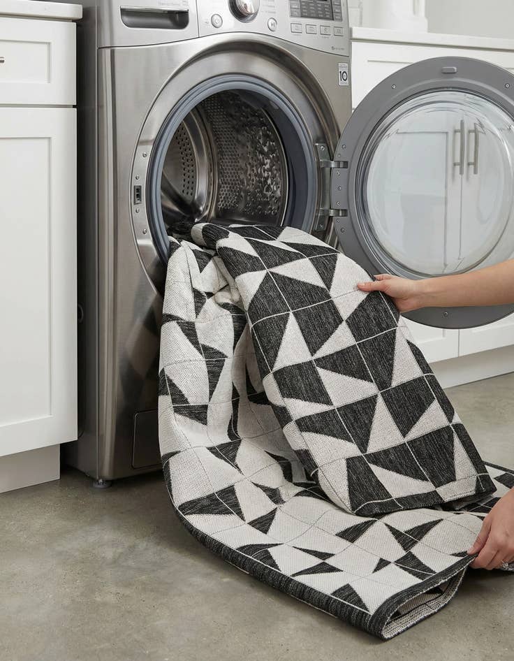 Detail image of 7' x 10'  Washable Modern Indoor / Outdoor Rug