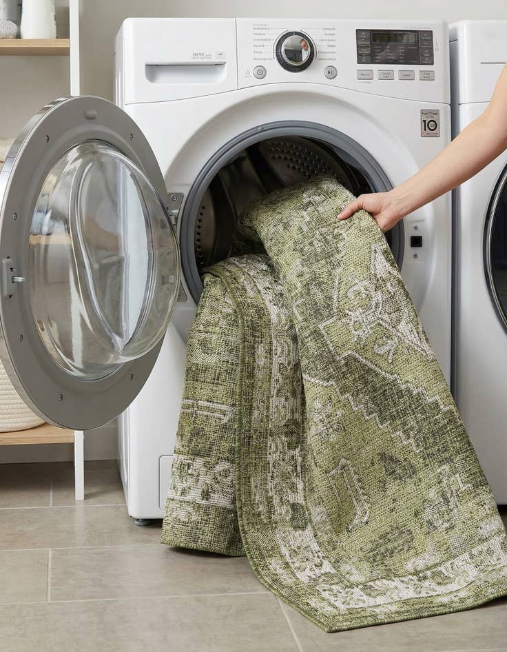 Detail image of 5' 3 x 5' 3  Washable Traditional Indoor / Outdoor Square Rug