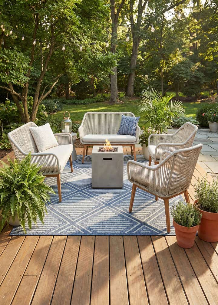 7' 10 x 7' 10 Easy-Clean Trellis Indoor / Outdoor Square Rug