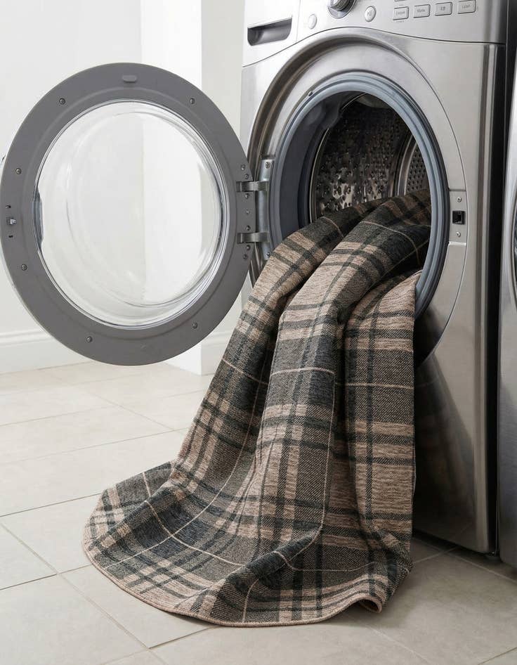 Detail image of  7' 10 x 7' 10  Washable Checkered Indoor / Outdoor Round Rug