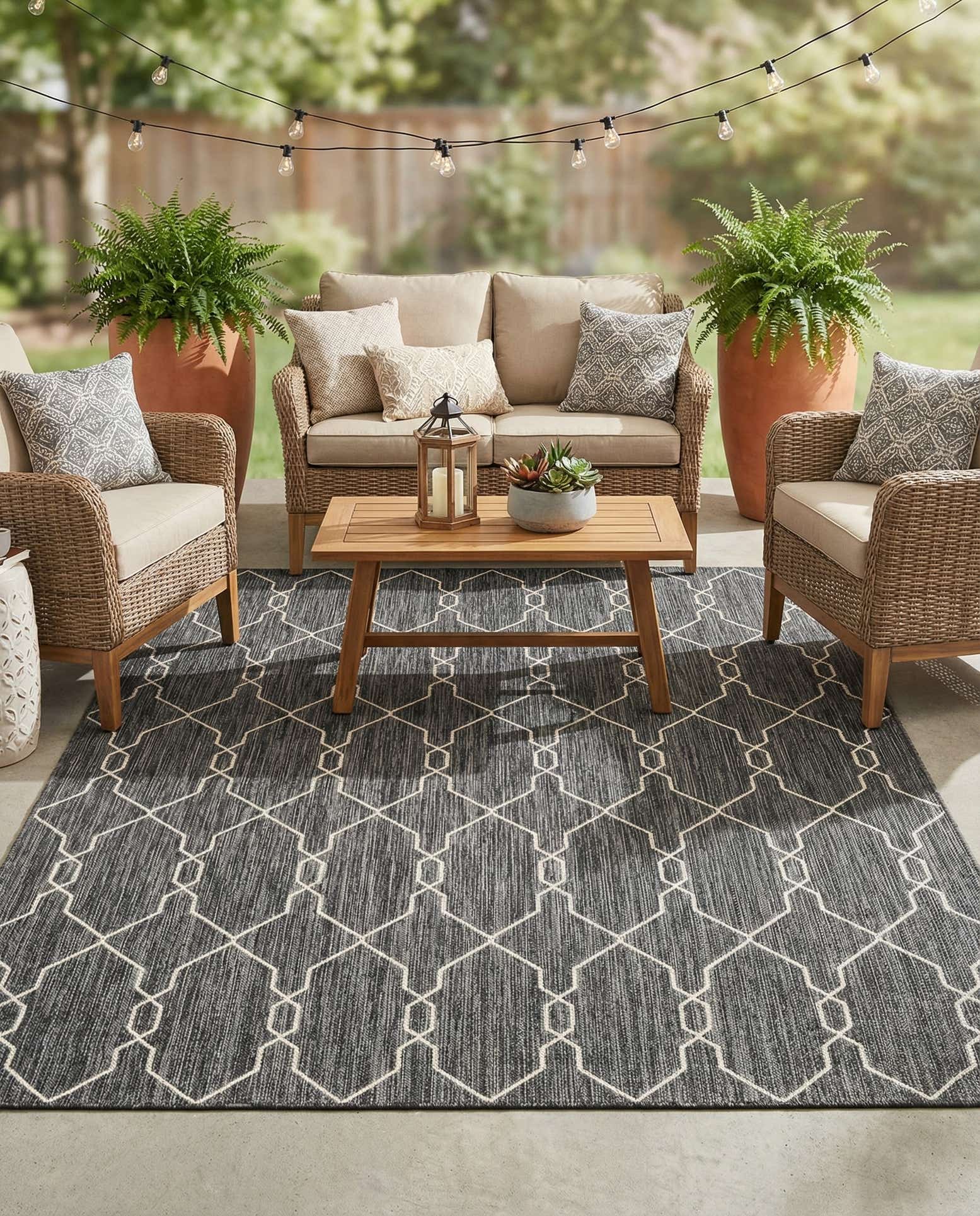 7' x 10' Easy-Clean Trellis Indoor / Outdoor Rug