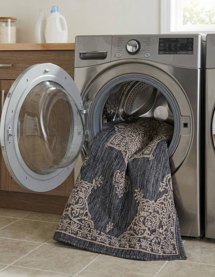 Detail image of  4' x 6'  Washable Traditional Indoor / Outdoor Rug