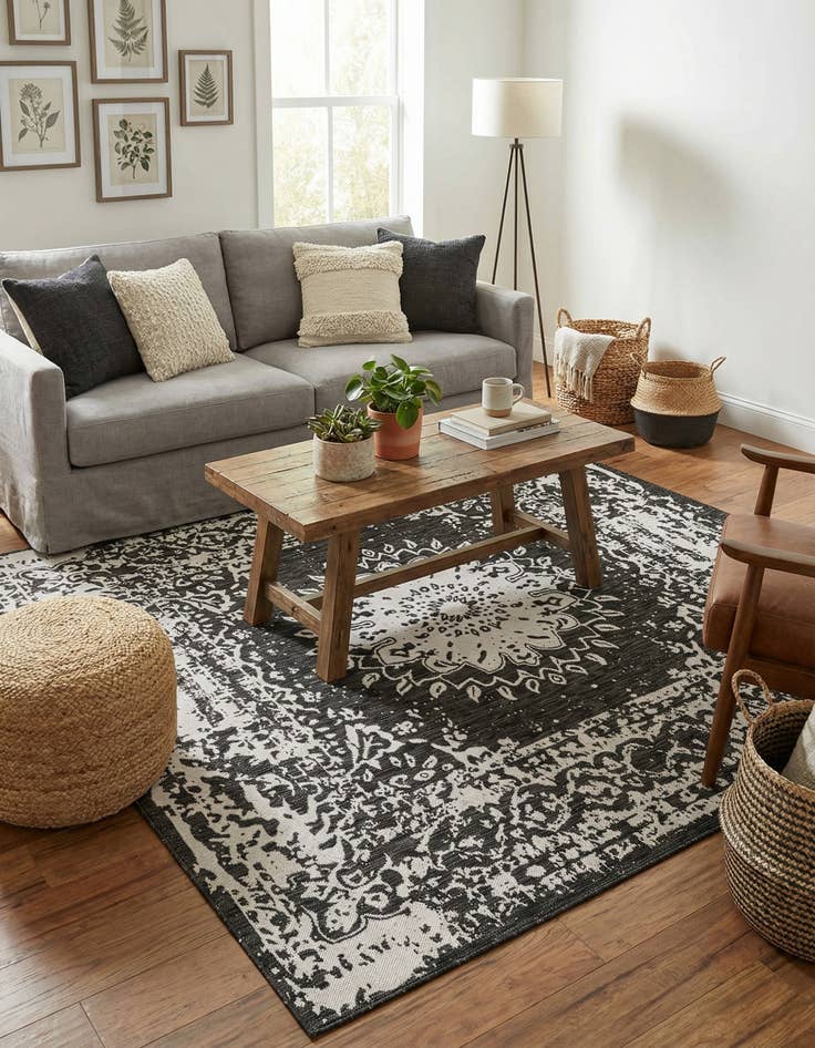 Detail image of 7' 10 x 7' 10  Washable Traditional Indoor / Outdoor Square Rug