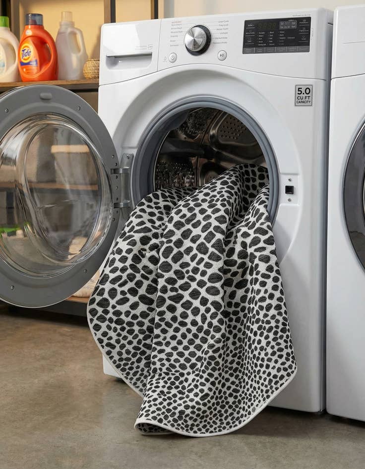 Detail image of 6' 7 x 6' 7  Washable Jill Zarin Cape Town Indoor / Outdoor Round Rug