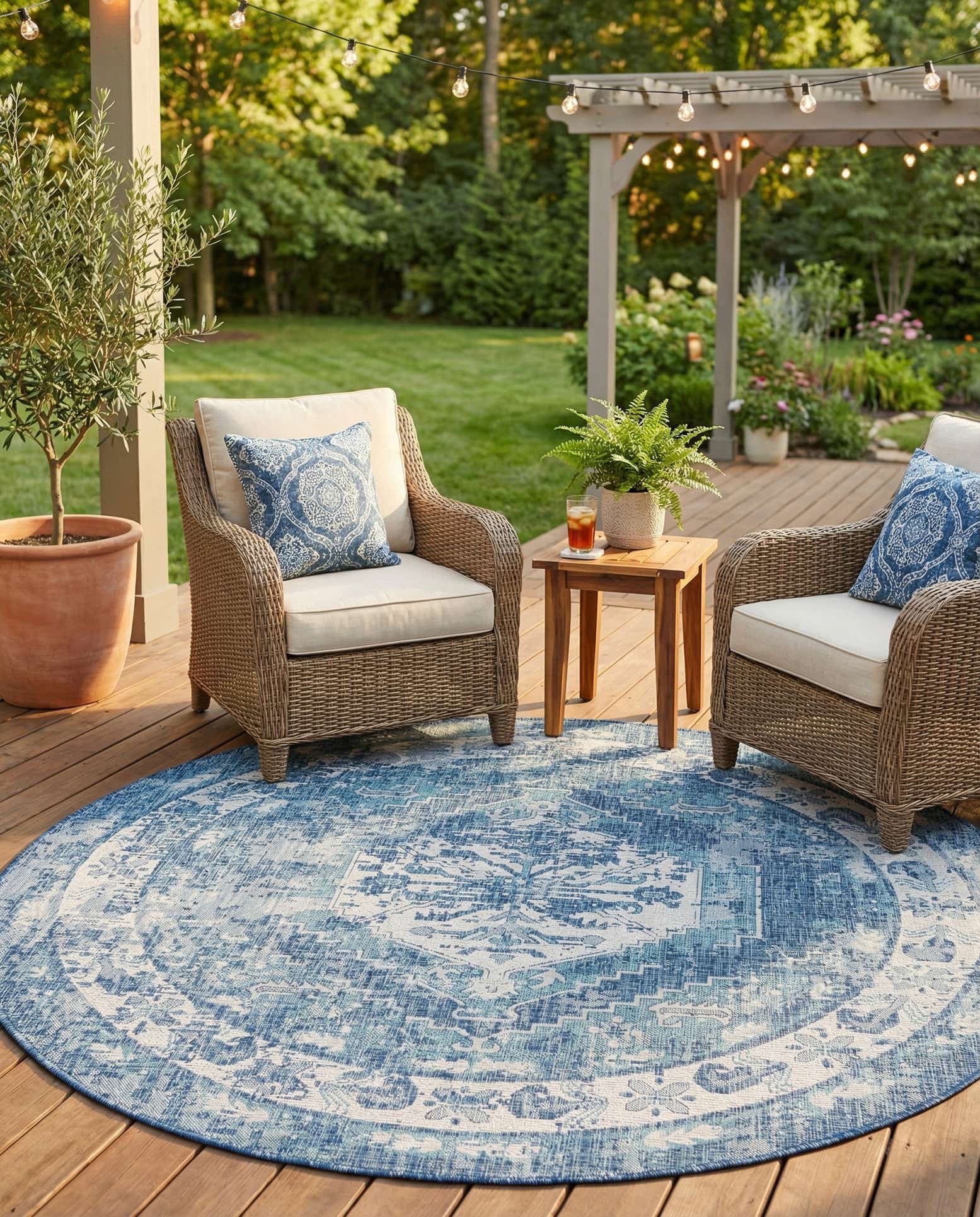 7' 10 x 7' 10 Easy-Clean Traditional Indoor / Outdoor Round Rug