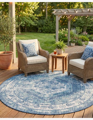 7' 10 x 7' 10 Easy-Clean Traditional Indoor / Outdoor Round Rug