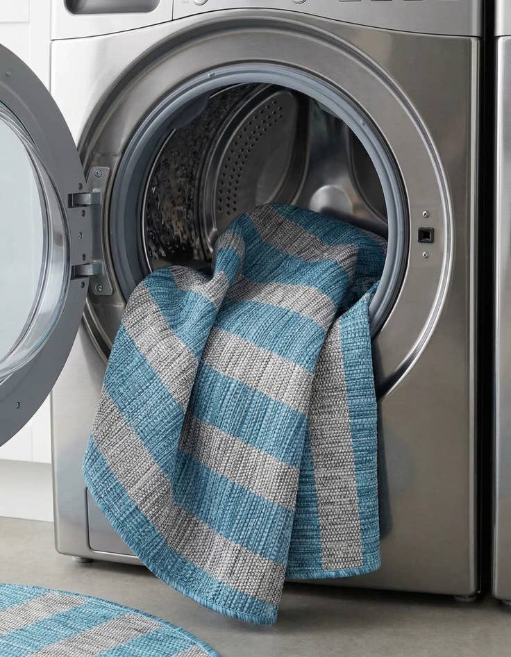 Detail image of 4' x 4'  Washable Striped Indoor / Outdoor Round Rug