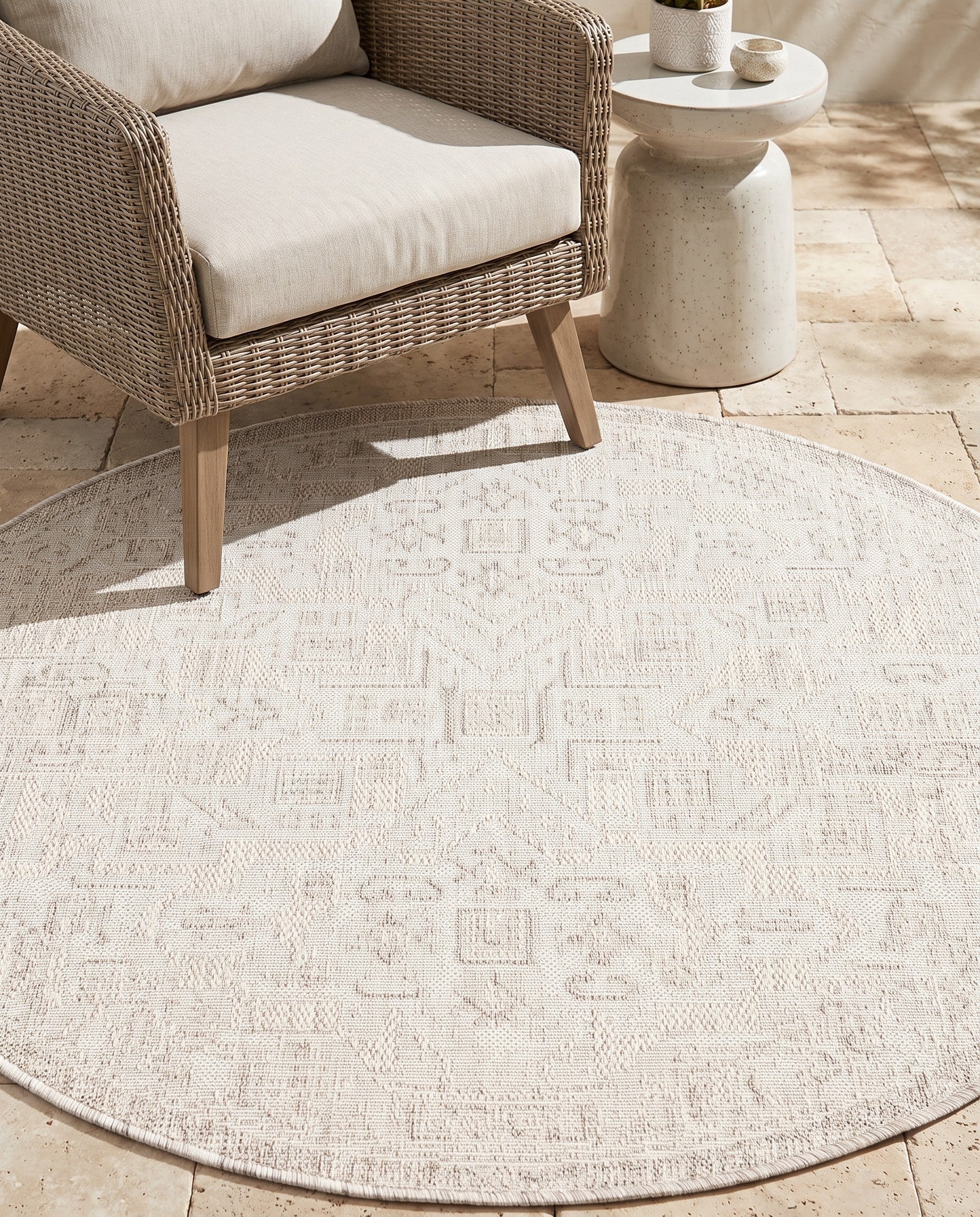 4' x 4' Easy-Clean Aztec Indoor / Outdoor Round Rug