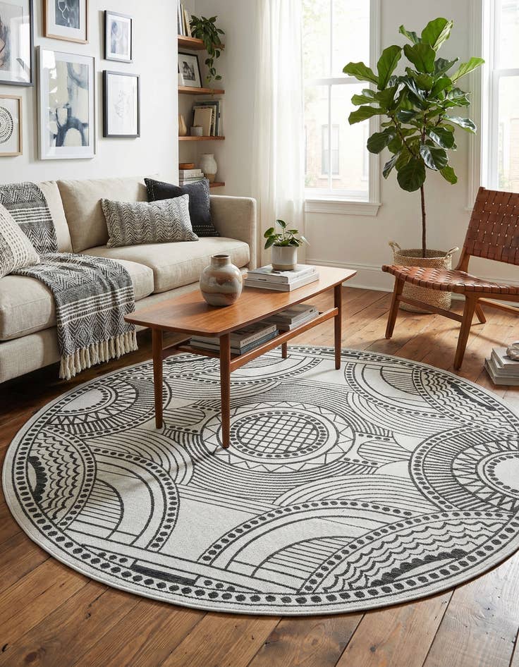 Detail image of 7' 10 x 7' 10  Washable Traditional Indoor / Outdoor Round Rug